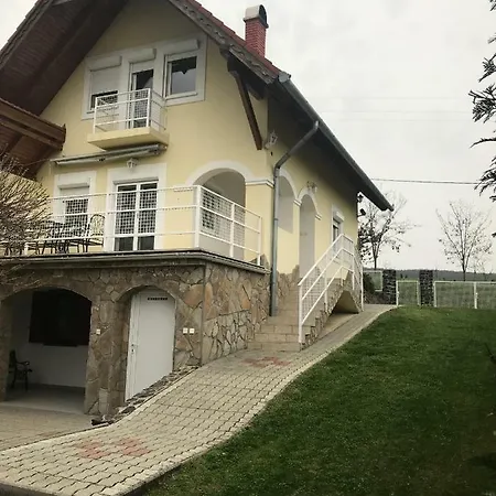 Farkas Apartman Holiday home